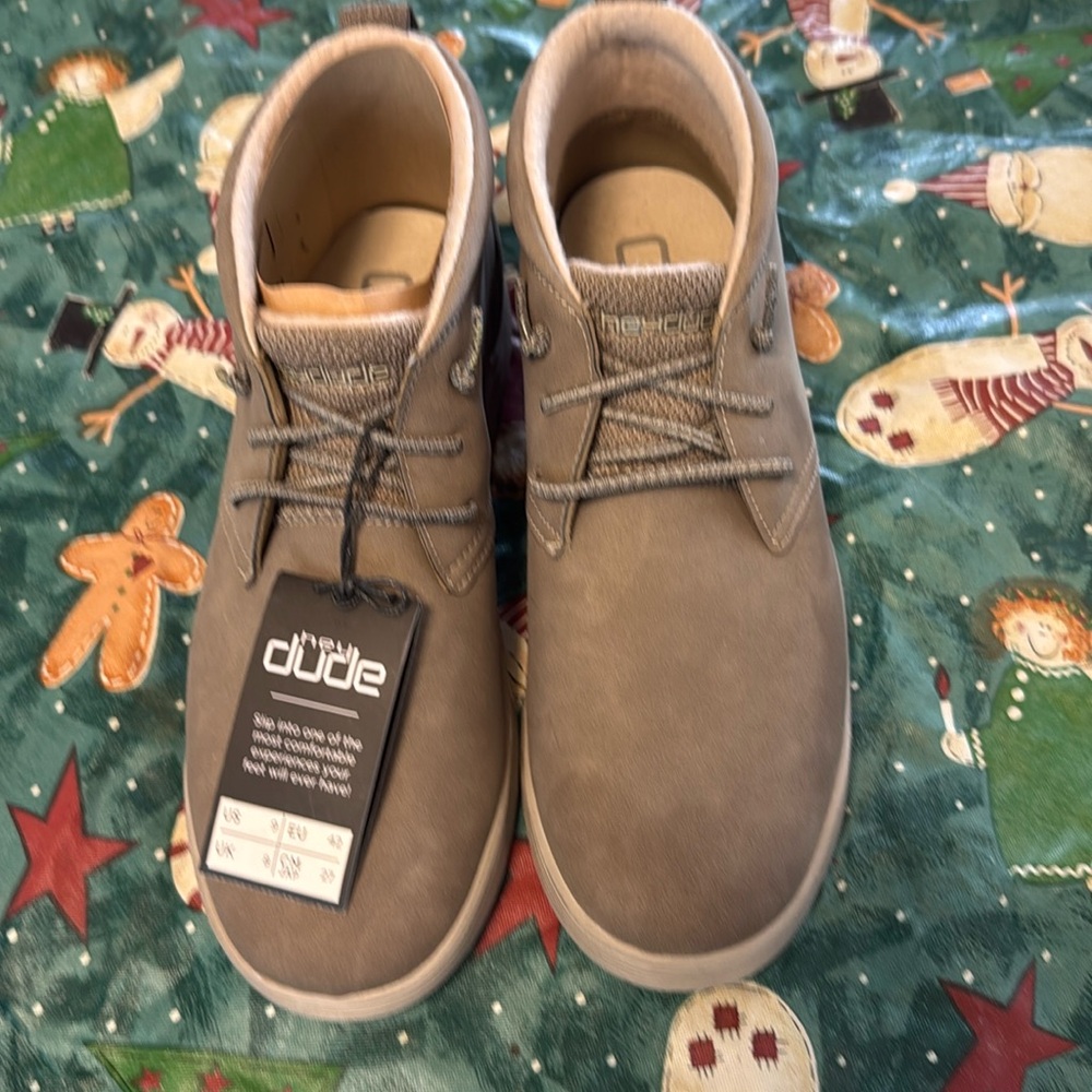 Hey Dude chukka
Boots, new with tags
Men’s 9
Women's 11